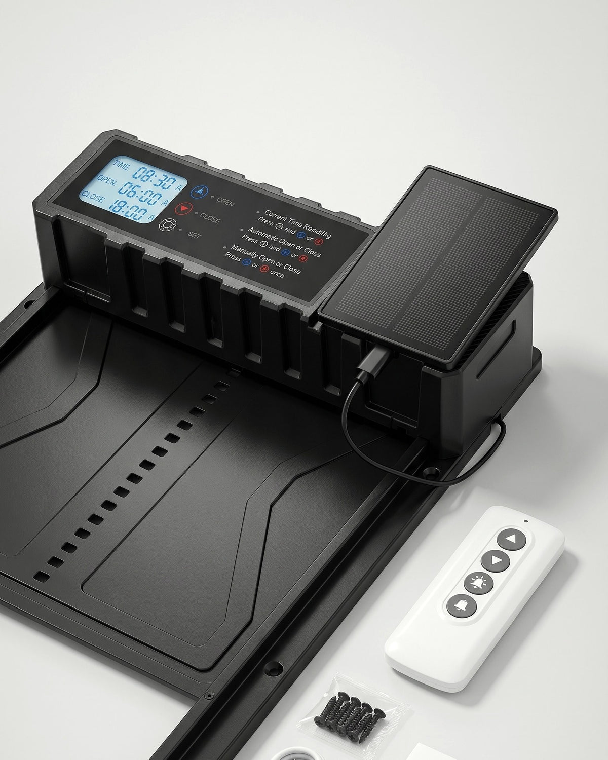 Contenu du coffret Poulailler Sûr : boîtier LCD, panneau solaire, télécommande, visserie et câble USB-C